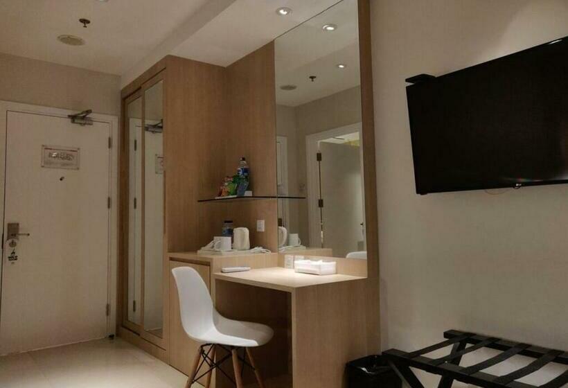 Номер Superior Вид на Бассейн, Astara Hotel Balikpapan