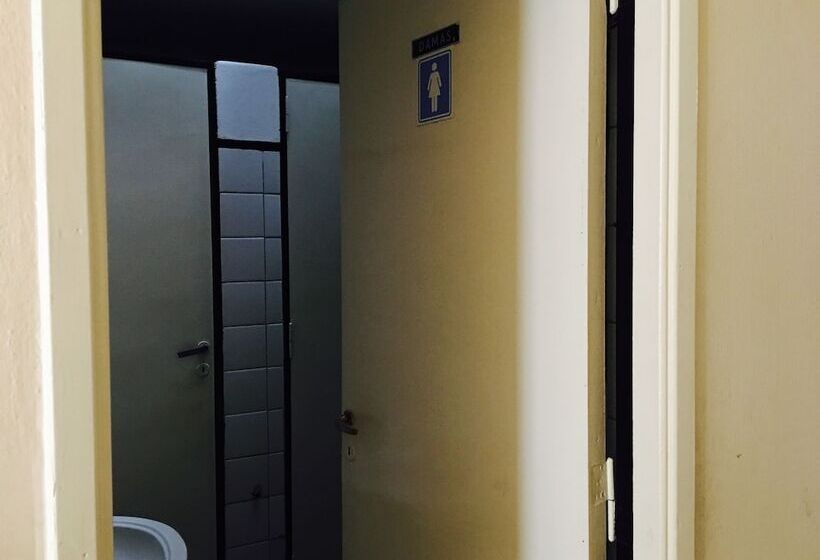 اتاق استاندارد سه تخته با سرویس بهداشتی مشترک, Lopez Hostel & Suites