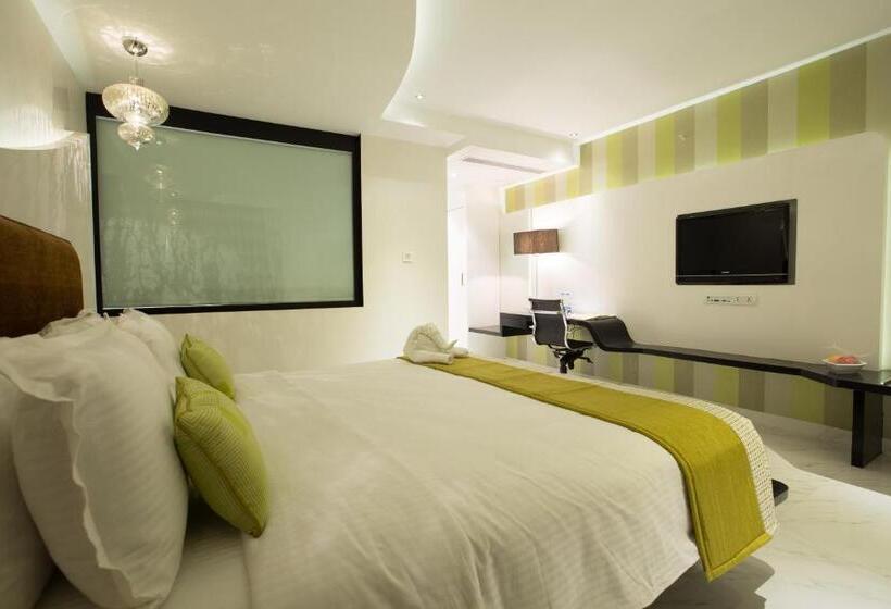 سوییت جونیور, Hash Six Hotels
