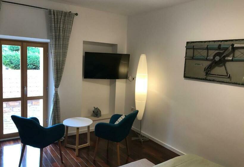 اتاق لوکس, Wingbay B&b