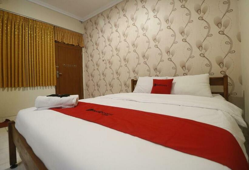 Номер Deluxe, Reddoorz Plus @ Jalan Parangtritis 2