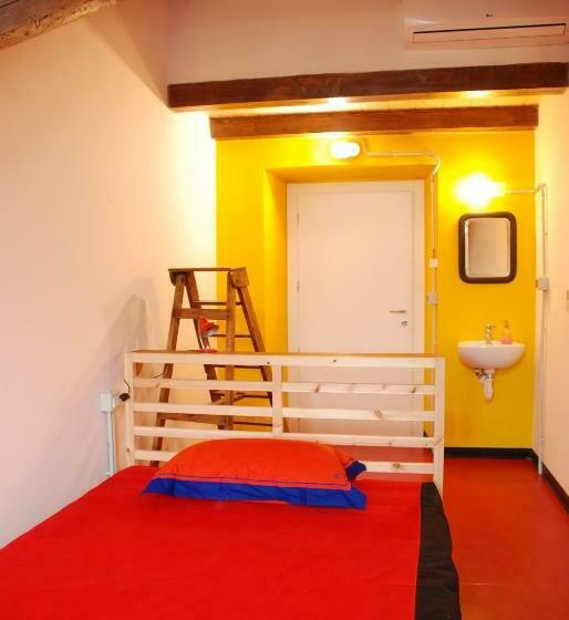 اتاق استاندارد یک تخته با سرویس بهداشتی مشترک, Attic Hostel Torino