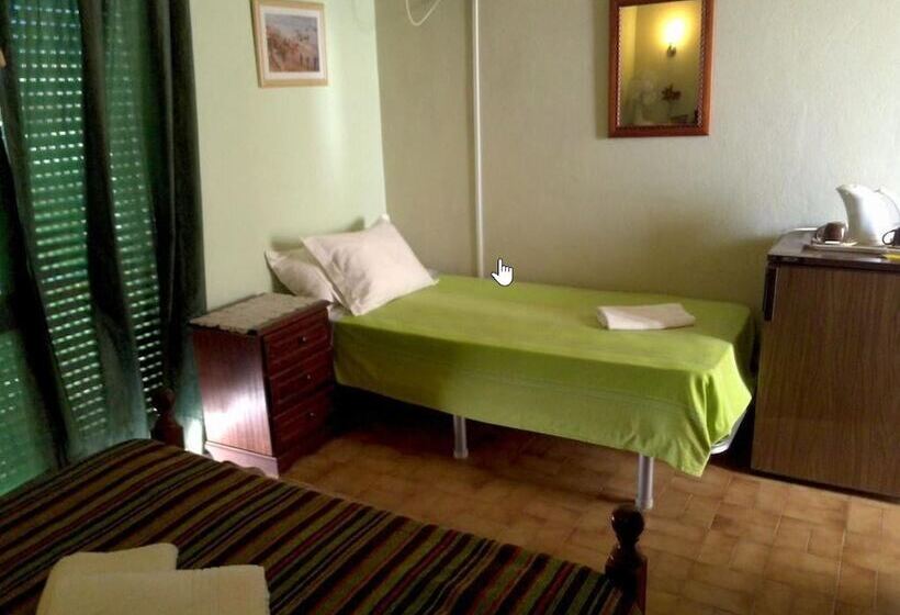 Family Room, Guest House Pacifica