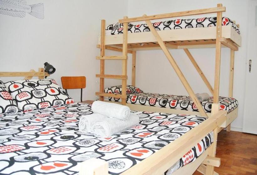 Номер Стандарт Четырехместный Совместный Санузел, Nazaré Hostel   Rooms & Dorms