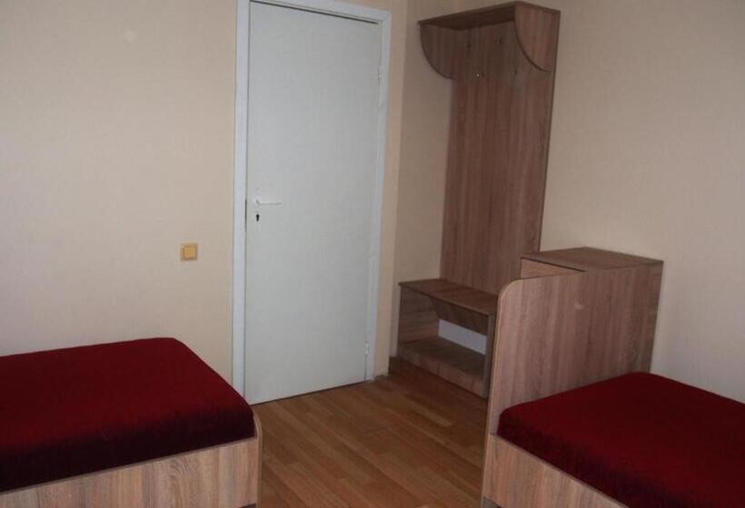 اتاق استاندارد سه تخته با سرویس بهداشتی مشترک, Hostelis Laurita
