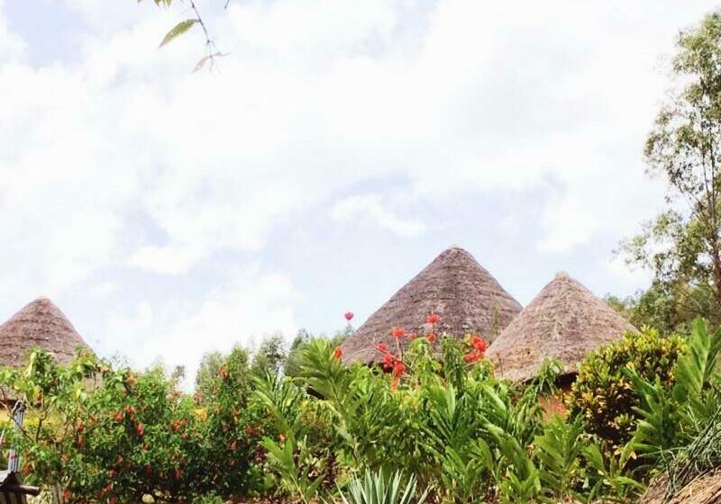 اتاق لوکس, Nyore Hillside Retreat