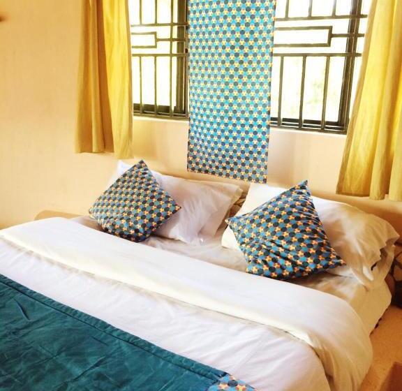 اتاق لوکس با تخت بزرگ, Nyore Hillside Retreat