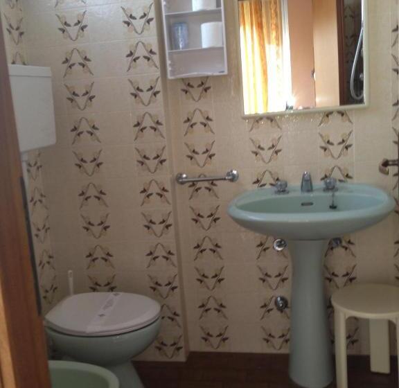 Economy Triple Room, Wega