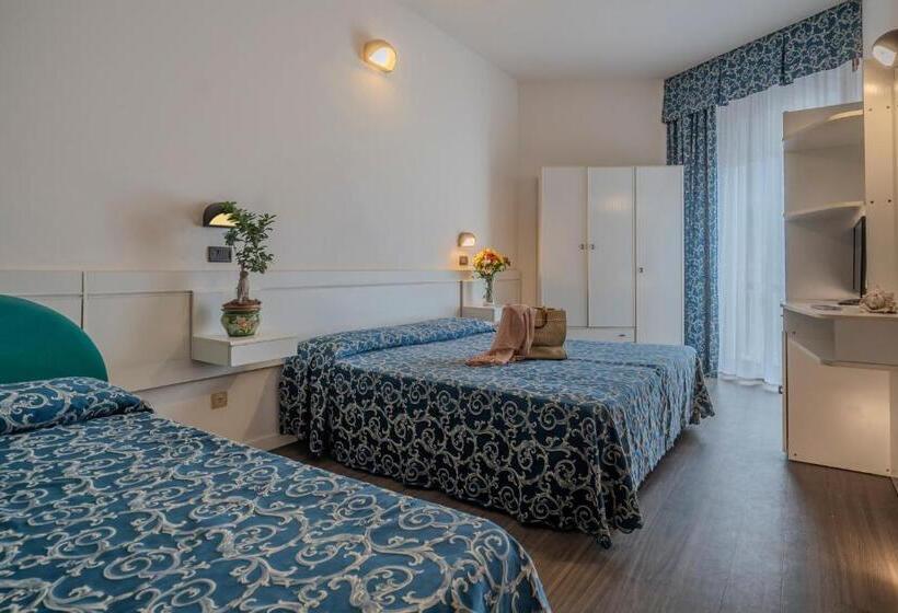 Standard 3-Bettzimmer mit seitlichem Meerblick, 2000