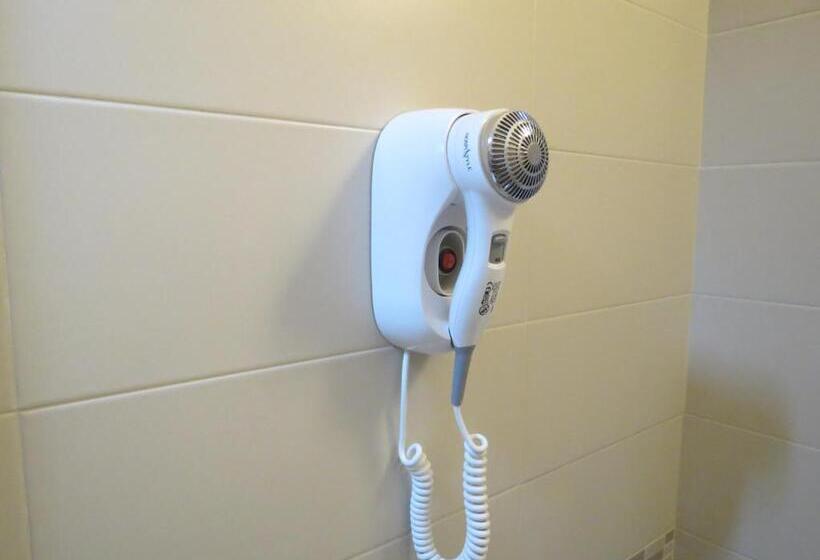 اتاق خانوادگی, Artisti Rooms