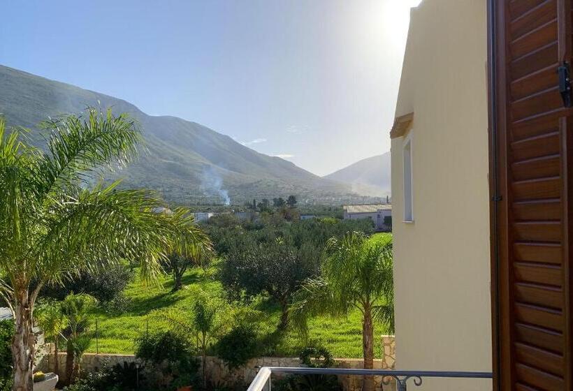 اتاق سوپریور با بالکن, Le Falesie Di Castelluzzo