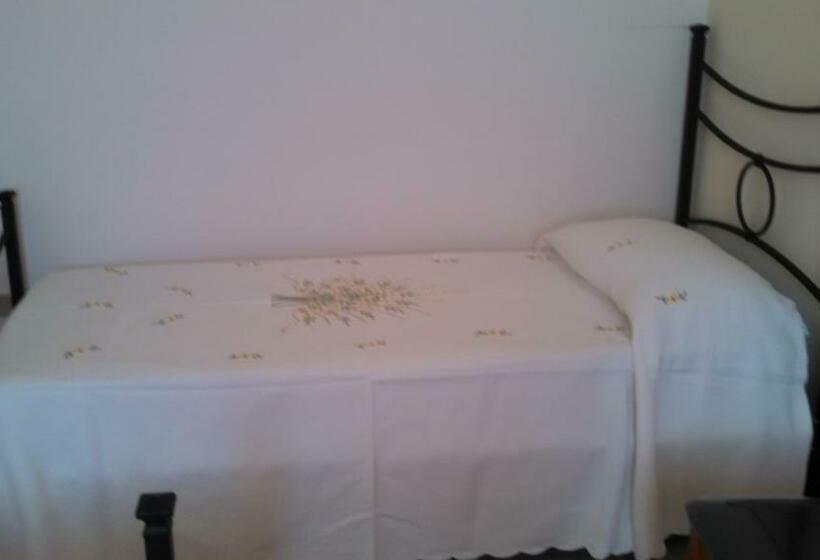 Трехместный Номер Базовый, Joanne B&b