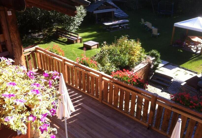 Standard Triple Room with Terrace, Les Trompeurs Chez Odette