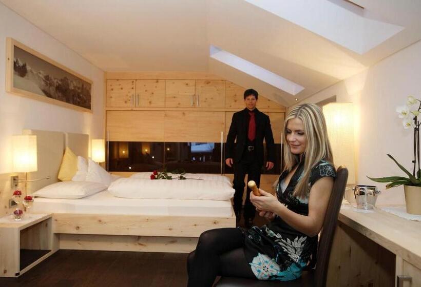 سوییت جونیور با بالکن, Romantik Villa Cesanueva