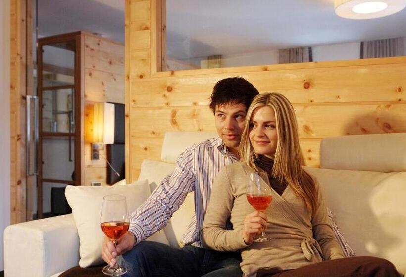 سوییت لوکس, Romantik Villa Cesanueva