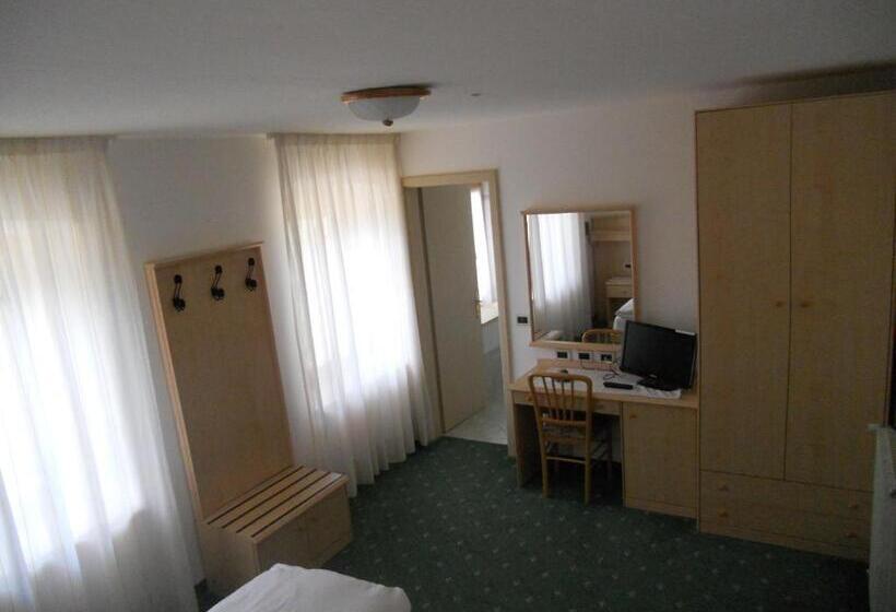 اتاق خانوادگی با سرویس بهداشتی مشترک, Albergo Alpino