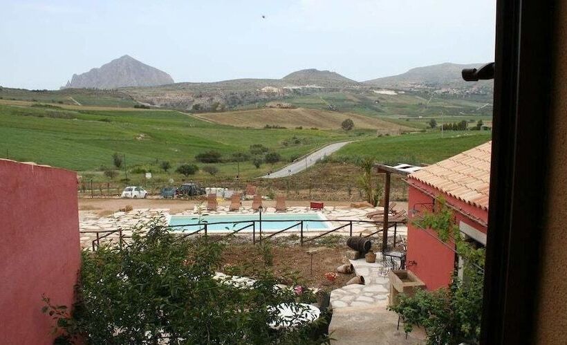 اتاق استاندارد سه تخته با چشم‌انداز استخر, B&b Baglio Degli Ulivi