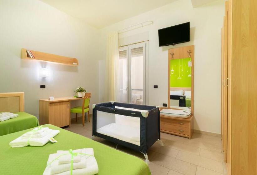 带阳台的三人标准间, Marini Hotel B&b
