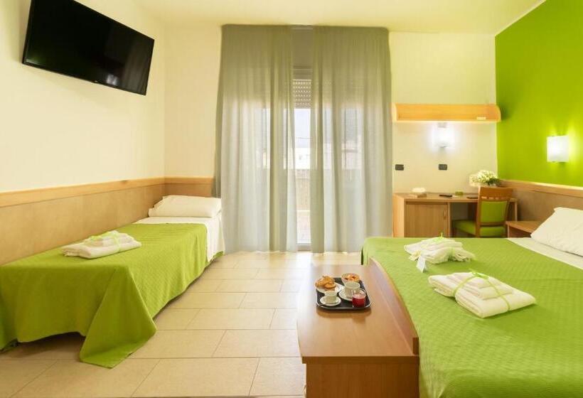 带阳台标准四人间, Marini Hotel B&b