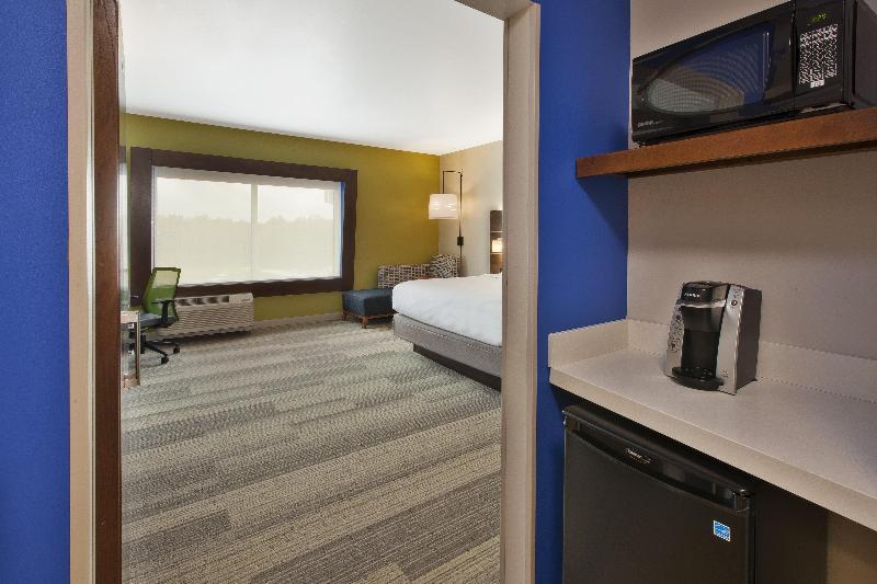 带大床的套房, Holiday Inn Express And Suites South Hill, An Ihg