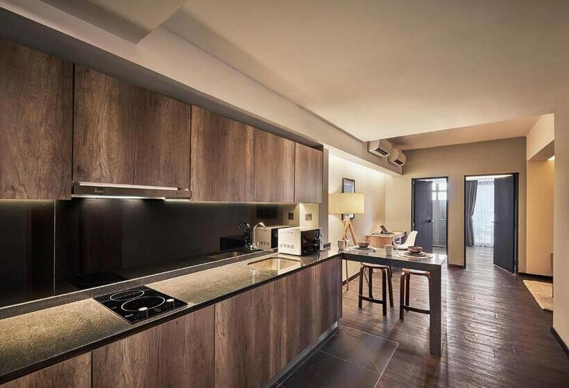 スイート, Tropics Eight Suites