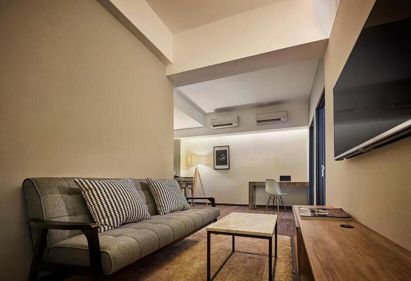 スイート, Tropics Eight Suites