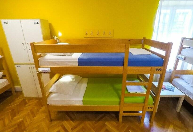 共用房间的床, Whole Wide World Hostel