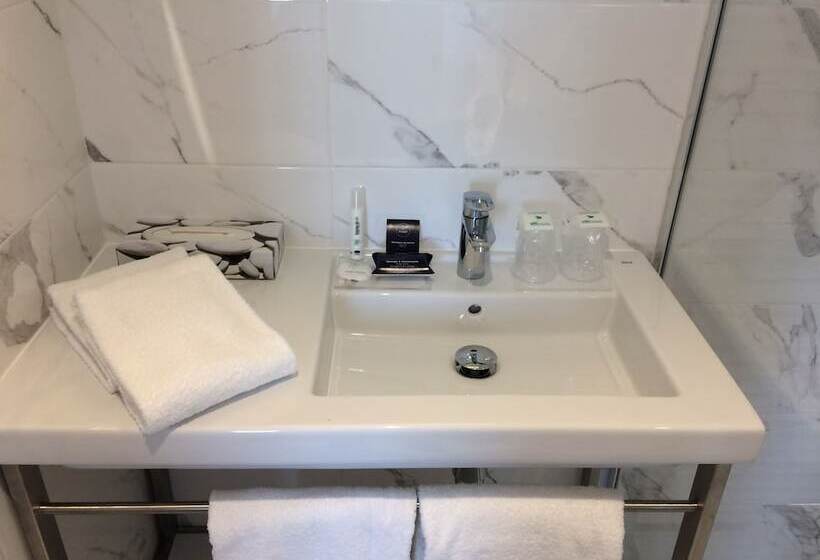 Полулюкс, Brit Hotel Confort Loches