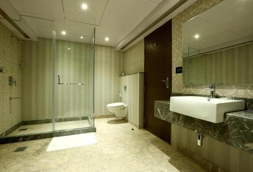 Люкс Deluxe Кровать Кинг, Centrum Hotel By Brijwasi