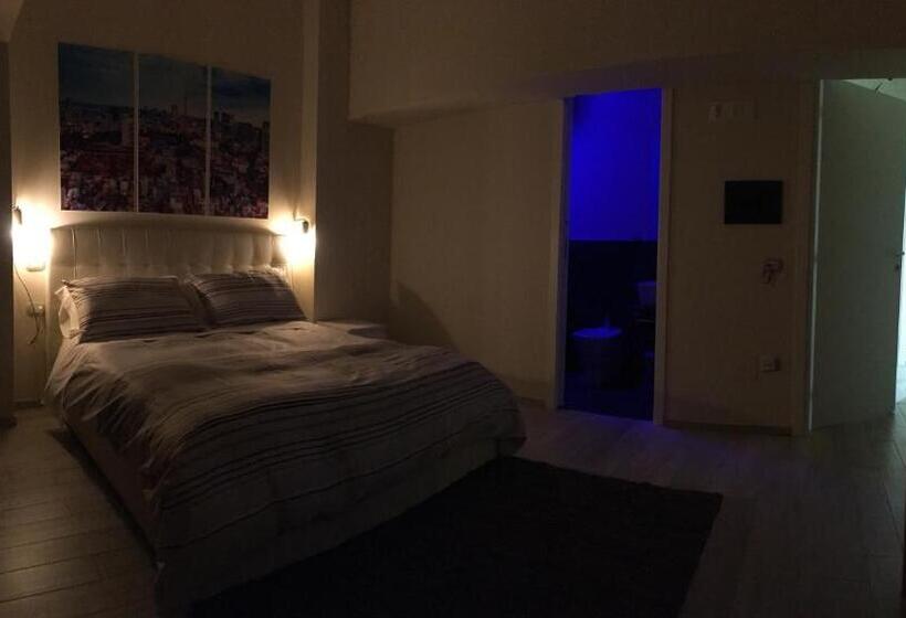 اتاق استاندارد سه نفره, Morra's Home