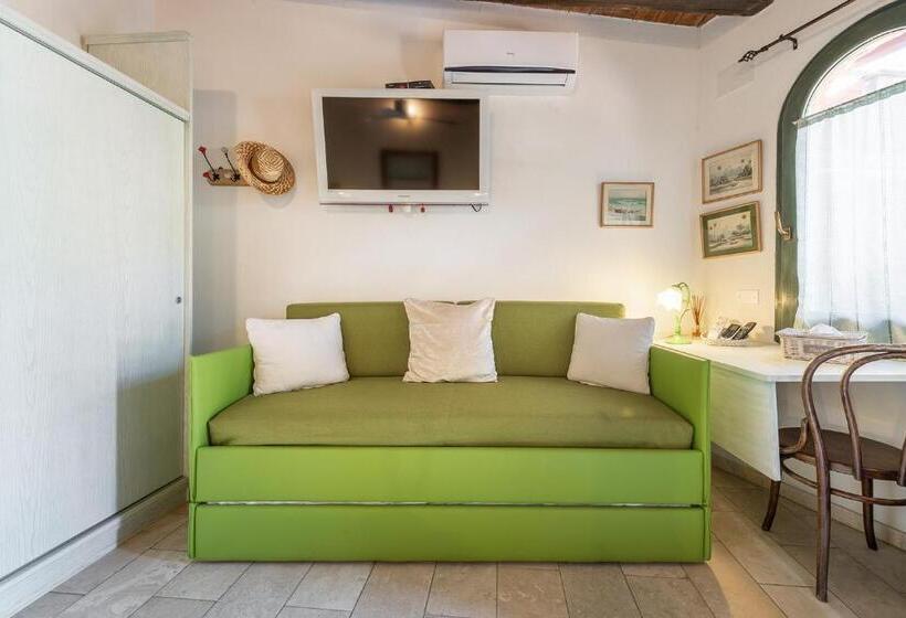 庭の見えるスタンダードトリプルルーム, Guest House Villa Verde   Short Term Room Rentals