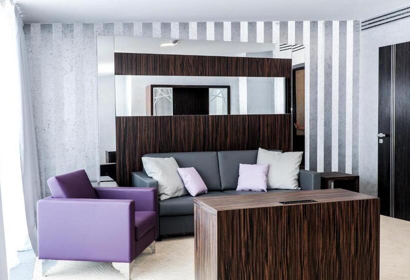 سوییت لوکس, Myo Hotel Wenceslas