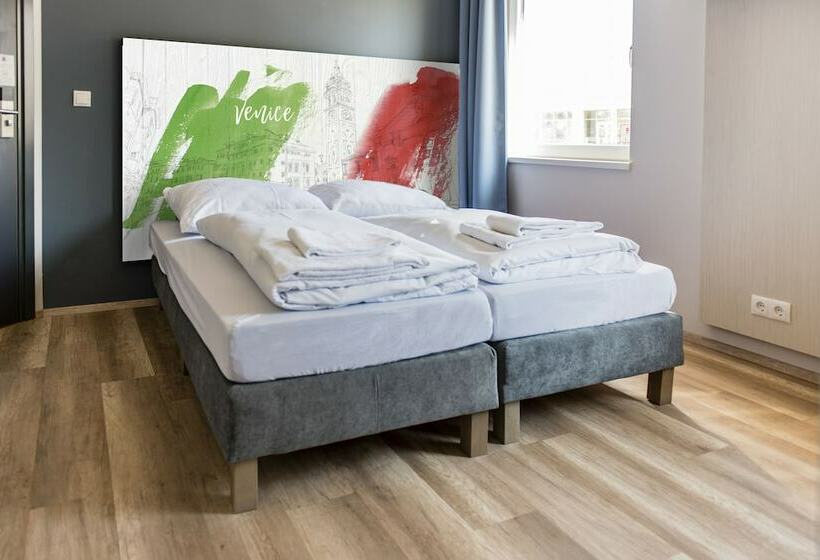 Номер Стандарт Трехместный, a&o Hostel Venezia Mestre