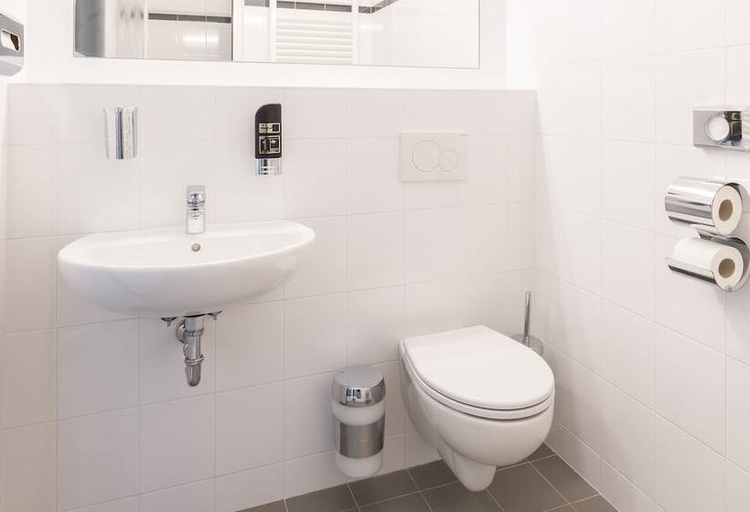 Номер Стандарт Трехместный, a&o Hostel Venezia Mestre
