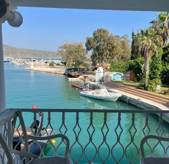 Семейный Номер Вид на Море, Port Alacati
