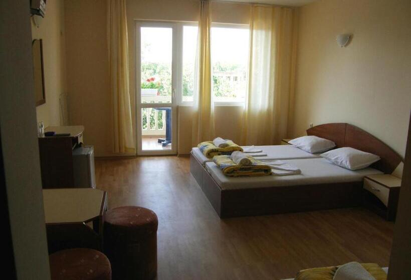 غرفة قياسية ثلاثية مزودة بشرفة, Arkadia Guest House
