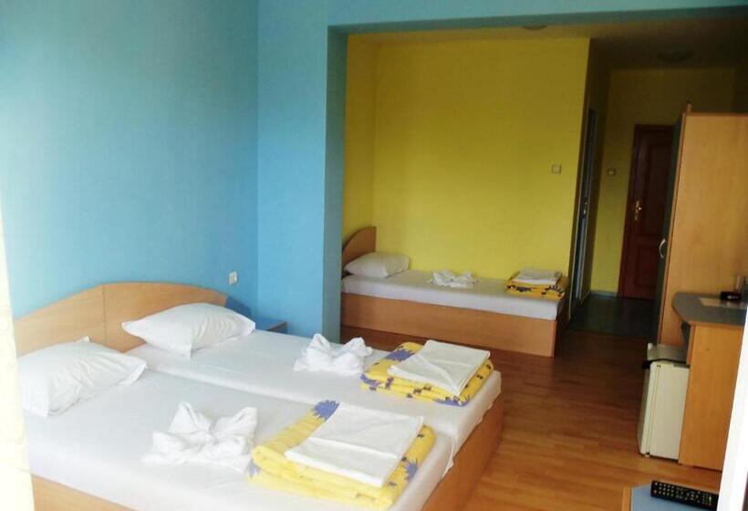 غرفة قياسية ثلاثية مزودة بشرفة, Arkadia Guest House
