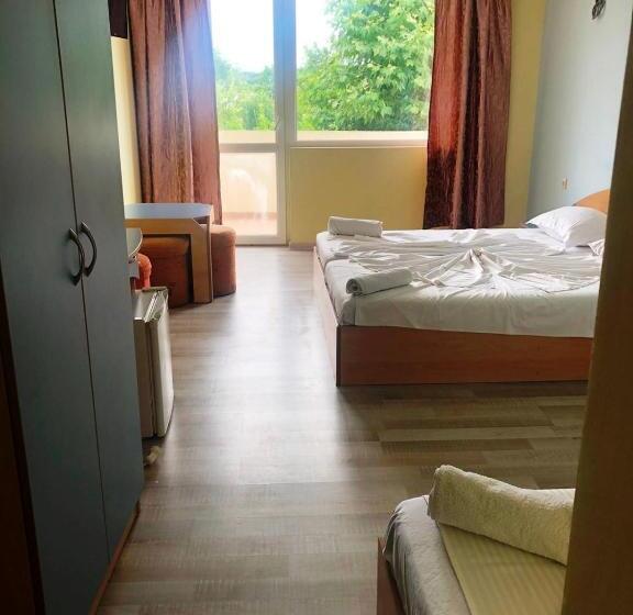 غرفة قياسية ثلاثية مزودة بشرفة, Arkadia Guest House