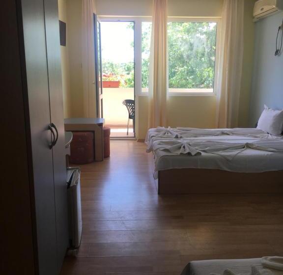 غرفة قياسية ثلاثية مزودة بشرفة, Arkadia Guest House