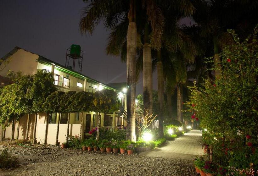 اتاق استاندارد با چشم‌انداز باغ, Sauraha Resort