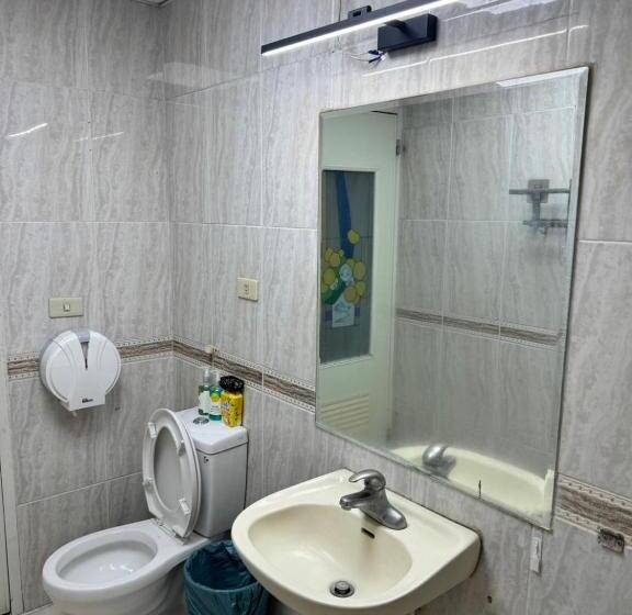 اتاق اکونومی, I Live Motel