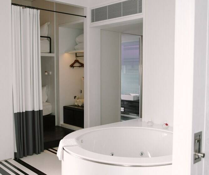 سوییت خانوادگی, Veranda Pool Suite