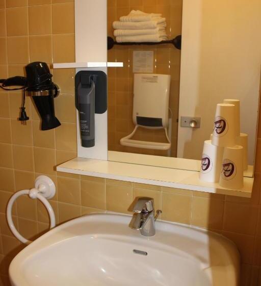 اتاق استاندارد سه نفره, Hôtel Les Charmilles