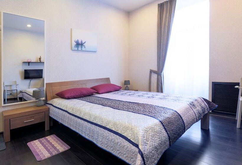 스탠다드 트리픔 룸 공동욕실, Vladstar Inn Hostel