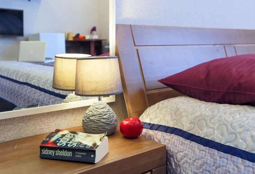 스탠다드 트리픔 룸 공동욕실, Vladstar Inn Hostel