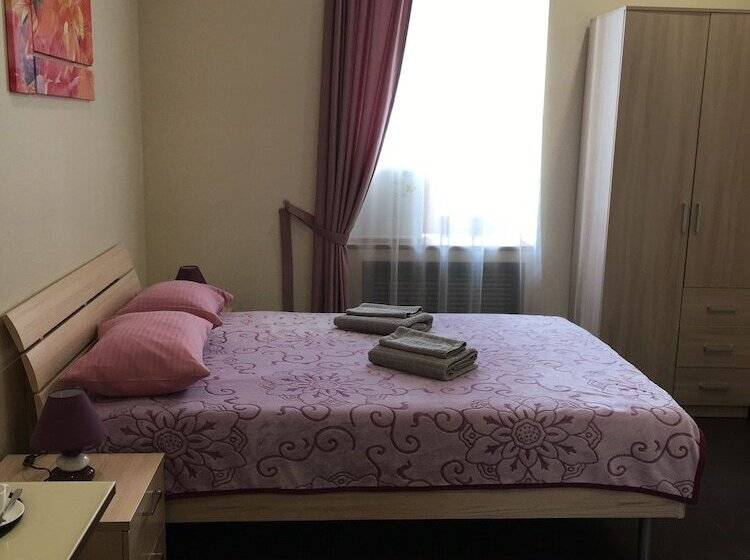 스탠다드 트리픔 룸 공동욕실, Vladstar Inn Hostel