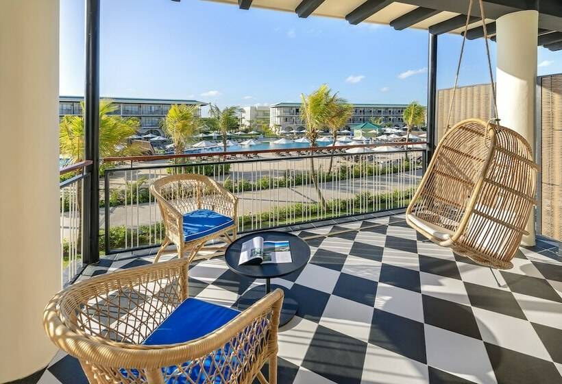 چشم‌انداز استخر سوئیت جونیور پرستیژ, Ocean El Faro Resort - All Inclusive