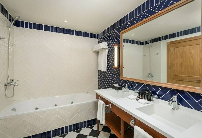 چشم‌انداز استخر سوئیت جونیور پرستیژ, Ocean El Faro Resort - All Inclusive