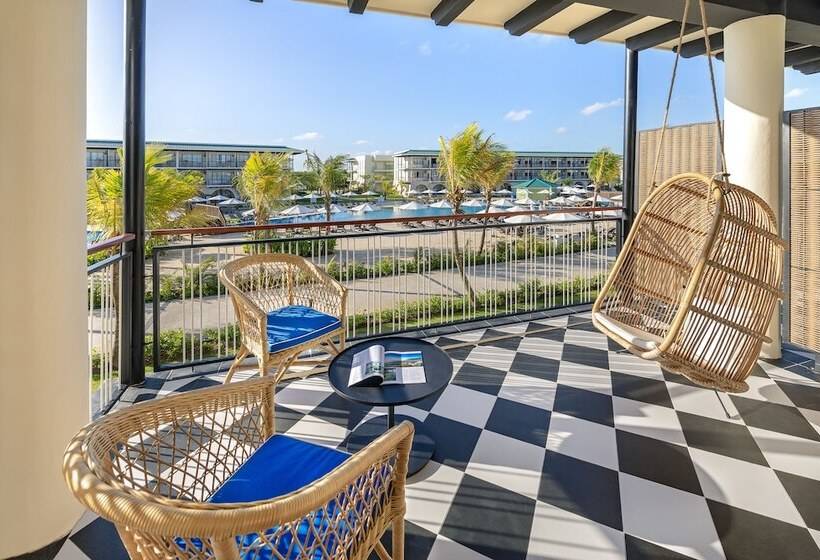چشم‌انداز استخر سوئیت جونیور پرستیژ, Ocean El Faro Resort - All Inclusive