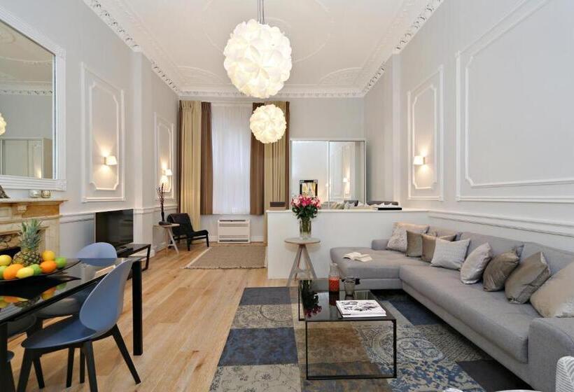 Студия Deluxe, Queensgate Court
